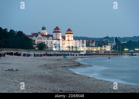 Binz, Germania. 09 agosto 2020. Il Kurhaus del resort Baltico è illuminato in modo luminoso al mattino presto. La città di Binz, sull'isola di Rügen, è una delle località turistiche più famose del Mar Baltico. Credit: Stefano Nosini/dpa-Zentralbild/ZB/dpa/Alamy Live News Foto Stock