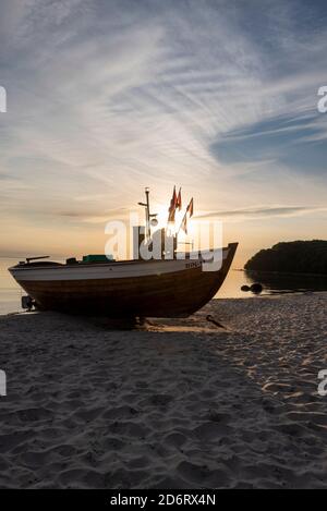 Binz, Germania. 05 agosto 2020. Un'antica barca da pesca si trova all'alba sulla spiaggia della località balneare baltica di Binz, sull'isola di Rügen. Credit: Stefano Nosini/dpa-Zentralbild/ZB/dpa/Alamy Live News Foto Stock