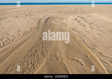 Playa de los Lances, spiaggia vicino a Tarifa con la formazione di lagune temporanee, Cadice, Costa de la Luz, Andalusia, Spagna. Foto Stock