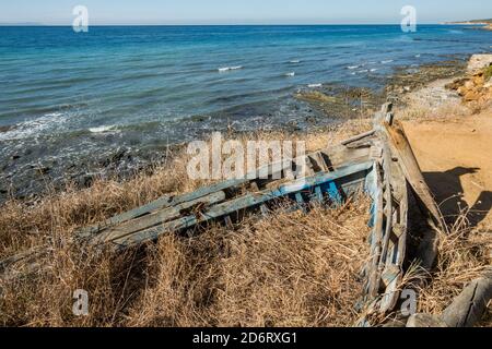 Resti di una vecchia barca di legno sepolta nelle dune di sabbia, spiaggia dietro, Tarifa, Spagna. Foto Stock