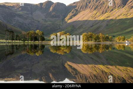 Estate mattina presto riflessioni su Buttermere nel Lake District, Cumbria Inghilterra Regno Unito Foto Stock