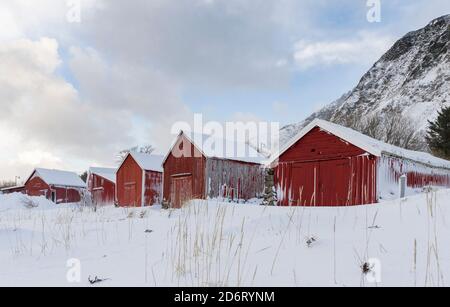 Tradizionale capanna di pescatori o Rorbu. Villaggio Ramberg sull'isola di Flakstadoya. Le Isole Lofoten nel nord della Norvegia durante l'inverno. Europa, Scandi Foto Stock