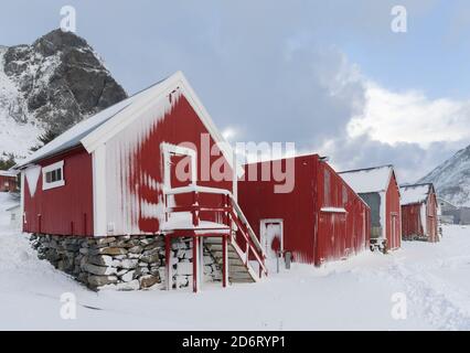 Tradizionale capanna di pescatori o Rorbu. Villaggio Ramberg sull'isola di Flakstadoya. Le Isole Lofoten nel nord della Norvegia durante l'inverno. Europa, Scandi Foto Stock