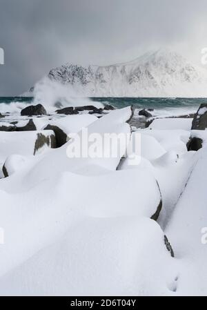 Costa vicino a Flakstad, isola di Flakstadoya. Le Isole Lofoten nel nord della Norvegia durante l'inverno. Europa, Scandinavia, Norvegia, febbraio Foto Stock