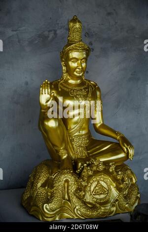 Thailandia - 2019. Phra Phutta Ming Mongkol Akenakiri. Figurina del Buddha d'oro isolata. Foto Stock