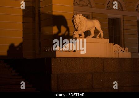 San Pietroburgo, Russia - 17 novembre 2018: Statua di un leone che tiene una palla con illuminazione notturna vicino al Museo Russo Foto Stock