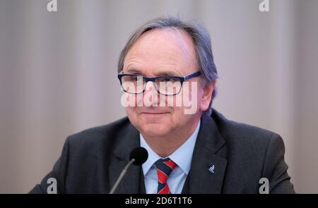 12 ottobre 2020, Baden-Wuerttemberg, Stoccarda: Walter Schoefer, portavoce della gestione dell'aeroporto di Stoccarda, parteciperà ad una conferenza stampa. Foto: Marijan Murat/dpa Foto Stock