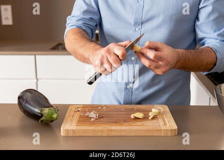 Soddisfare vecchia femmina in eyeglasses che naviga in internet su computer portatile con schermo vuoto a tavola in casa Foto Stock