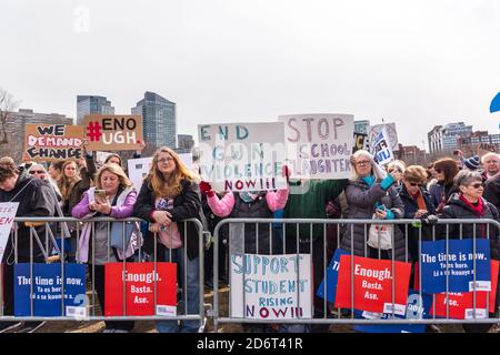 Una grande folla di manifestanti in attesa delle barriere della marcia per la nostra vita, protestando contro le leggi che consentono l'accesso alle armi, portando a sparatorie scolastiche. Foto Stock