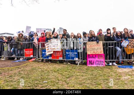 Una grande folla di manifestanti in attesa delle barriere della marcia per la nostra vita, protestando contro le leggi che consentono l'accesso alle armi, portando a sparatorie scolastiche. Foto Stock