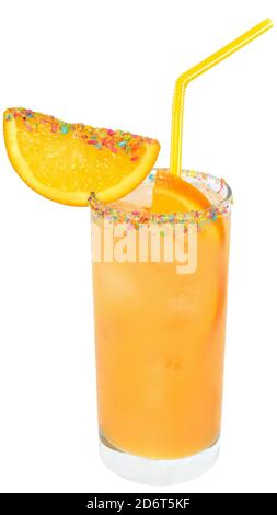 Cocktail con succo d'arancia e cubetto di ghiaccio decorato con cocco multicolore su sfondo bianco. Foto Stock