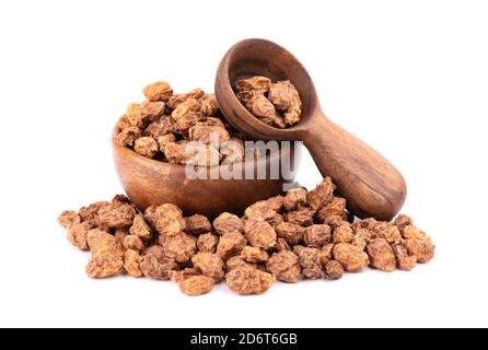 Tigernuts isolato su sfondo bianco. Chufa noci o tigre noci in recipiente di legno e cucchiaio. Foto Stock