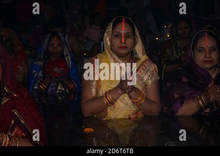 Le donne indiane che eseguono pooja.Chhath è un antico festival indù Vedic.Chhath Parva. Foto Stock