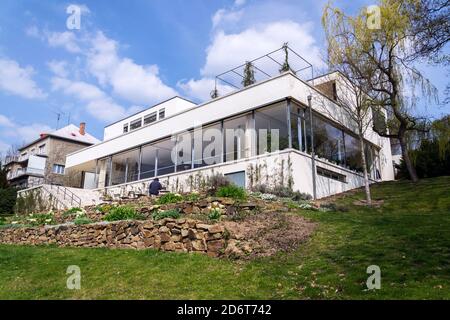 Esterno della Villa Tugendhat dell'architetto Ludwig Mies van der Rohe costruito nel 1929-1930, moderno monumento architettonico funzionalismo, Brno, Moravia Foto Stock