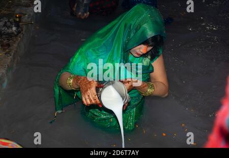 Le donne indiane che eseguono pooja.Chhath è un antico festival indù Vedic.Chhath Parva. Foto Stock