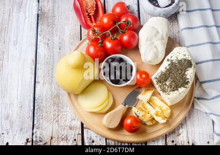 Collezione di formaggi, provolone, caciocavallo, scamorza, halloumi Foto Stock