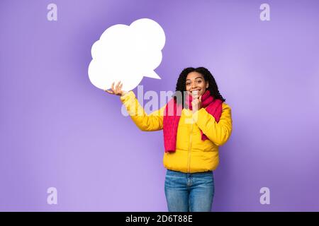 African American Lady Holding Blank Speech Bubble su sfondo viola Foto Stock