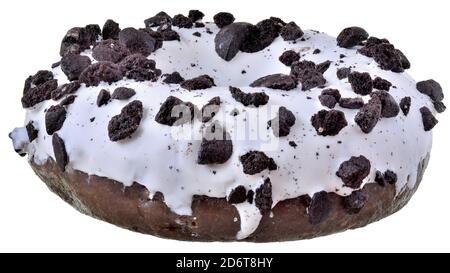 ciambella smaltata al cioccolato con scaglie di cioccolato fondo bianco isolato. Foto Stock