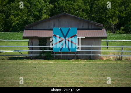 Barn Quilts lungo l'autostrada nel sud-ovest dell'Ontario Foto Stock