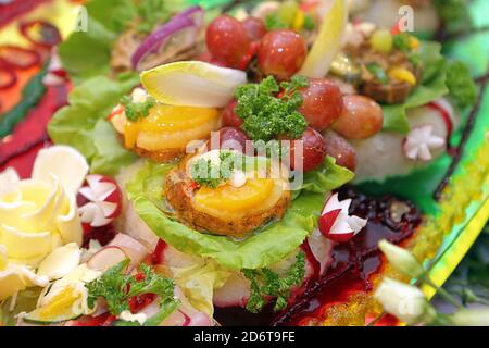 Lombo di maiale al forno con ananas e frutta in gelatina, buffet di catering freddo Foto Stock