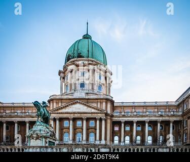 Budapest, Ungheria, marzo 2020, vista della cupola del Castello di Buda e la statua del Principe Eugenio di Savoia Foto Stock