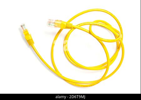 Cavo Ethernet giallo isolato Foto Stock