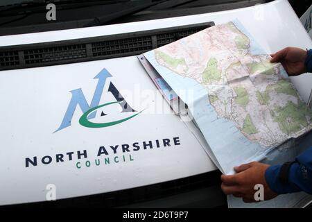 Arran Outdoor Adventure Centre sull'Isola di Arran, North Ayrshire, Scotland, UK.Pointing a una mappa di riferimento Foto Stock