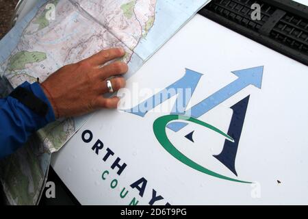 Arran Outdoor Adventure Centre sull'Isola di Arran, North Ayrshire, Scotland, UK.Pointing a una mappa di riferimento Foto Stock