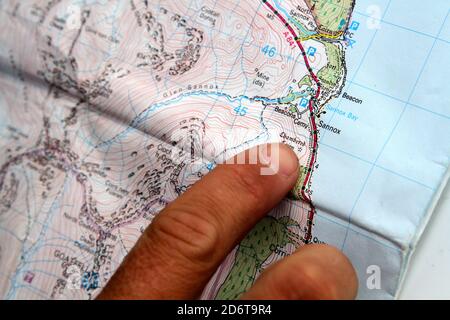 Arran Outdoor Adventure Centre sull'Isola di Arran, North Ayrshire, Scotland, UK.Pointing a una mappa di riferimento Foto Stock