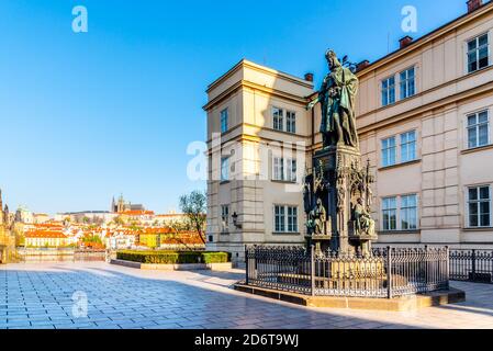 Statua di Carlo IV con Castello di Praga sullo sfondo, Città Vecchia di Praga, Repubblica Ceca Foto Stock