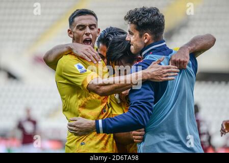 Torino, Italia. 18 Ott 2020. Giovanni Simeone di Cagliari festeggia dopo l'obiettivo del 2-3 durante la Serie A Football Match Torino FC vs Cagliari. Cagliari ha vinto nel 2-3 il Torino FC all'Olympic Grande Torino Stadium di Torino. (Foto di Alberto Gandolfo/Pacific Press) Credit: Pacific Press Media Production Corp./Alamy Live News Foto Stock
