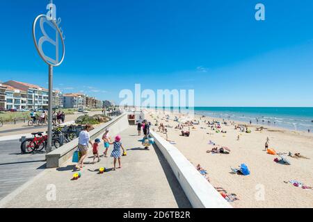 Saint-Hilaire-de-Riez (Francia centro-occidentale): Turisti sulla spiaggia "plage des Demoiselles" in estate Foto Stock