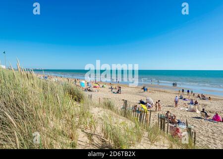 Saint-Hilaire-de-Riez (Francia centro-occidentale): Turisti sulla spiaggia "plage de la Pege", lungo la costa del dipartimento di Vendee Foto Stock