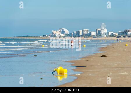 Saint-Hilaire-de-Riez (Francia centro-occidentale): Turisti sulla spiaggia "plage des Cinq Pineaux" in estate e vista degli edifici lungo il lungomare, o Foto Stock