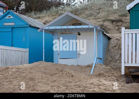 sabbia deriva intorno alla spiaggia capanne, pozzi-vicino-il-mare, norfolk nord, inghilterra Foto Stock
