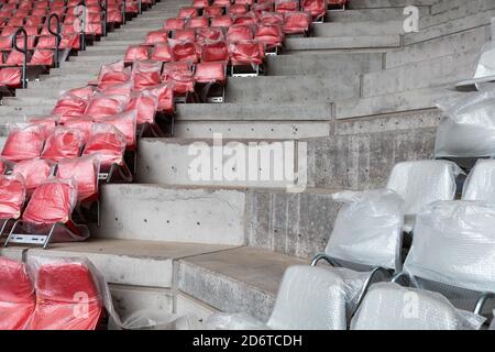 Friburgo, Germania. 16 Ott 2020. I gusci dei sedili ricoperti di pellicola protettiva sono in attesa del loro primo utilizzo sul cantiere del nuovo stadio di SC Friburgo. Il SC Freiburg (club sportivo) sta costruendo un nuovo stadio vicino al centro espositivo di Friburgo. La costruzione ha colpito i titoli, tuttavia, quando i residenti locali hanno desiderato avere le partite di sera e di domenica della squadra di calcio della Bundesliga bandito da una petizione di emergenza dovuta all'inquinamento acustico. Credit: Philippe von Ditfurth/dpa/Alamy Live News Foto Stock