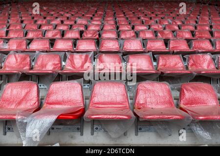 Friburgo, Germania. 16 Ott 2020. I gusci dei sedili ricoperti di pellicola protettiva sono in attesa del loro primo utilizzo sul cantiere del nuovo stadio di SC Friburgo. Il SC Freiburg (club sportivo) sta costruendo un nuovo stadio vicino al centro espositivo di Friburgo. La costruzione ha colpito i titoli, tuttavia, quando i residenti locali hanno desiderato avere le partite di sera e di domenica della squadra di calcio della Bundesliga bandito da una petizione di emergenza dovuta all'inquinamento acustico. Credit: Philippe von Ditfurth/dpa/Alamy Live News Foto Stock