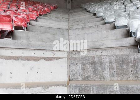 Friburgo, Germania. 16 Ott 2020. I gusci dei sedili ricoperti di pellicola protettiva sono in attesa del loro primo utilizzo sul cantiere del nuovo stadio di SC Friburgo. Il SC Freiburg (club sportivo) sta costruendo un nuovo stadio vicino al centro espositivo di Friburgo. La costruzione ha colpito i titoli, tuttavia, quando i residenti locali hanno desiderato avere le partite di sera e di domenica della squadra di calcio della Bundesliga bandito da una petizione di emergenza dovuta all'inquinamento acustico. Credit: Philippe von Ditfurth/dpa/Alamy Live News Foto Stock