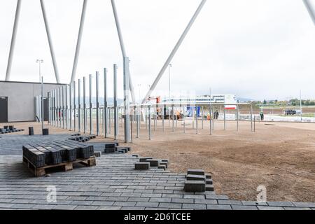 Friburgo, Germania. 16 Ott 2020. Le pietre da pavimentazione non ancora posate sono stesi su un pallet nel cantiere del nuovo stadio di SC Friburgo. Il SC Freiburg (club sportivo) sta costruendo un nuovo stadio vicino al centro espositivo di Friburgo. La costruzione ha colpito i titoli, tuttavia, quando i residenti locali hanno desiderato avere le partite di sera e di domenica della squadra di calcio della Bundesliga bandito da una petizione di emergenza dovuta all'inquinamento acustico. Credit: Philippe von Ditfurth/dpa/Alamy Live News Foto Stock