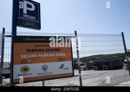 La Jonquera, Spagna: Il villaggio al confine con la Francia lungo l'autostrada E15, un'estensione dell'autostrada A9, è come un gigantesco supermercato dove Foto Stock