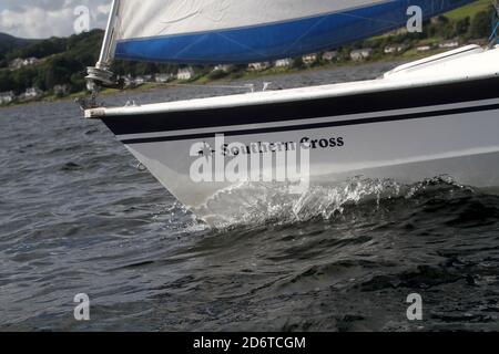 Arran Outdoor Adventure Centre sull'Isola di Arran, Nord Ayrshire, Scozia, Regno Unito. Istruttori di un yacht a Lamlash Bay, Foto Stock