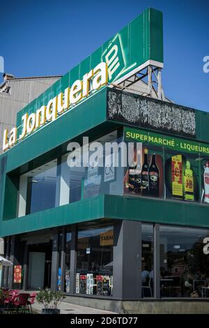 La Jonquera, Spagna: Il villaggio al confine con la Francia lungo l'autostrada E15, un'estensione dell'autostrada A9, è come un gigantesco supermercato dove Foto Stock