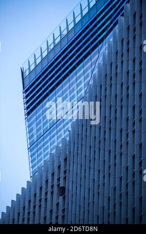 Particolare di vetro dicroico sulla corona dell'edificio, guardando ad ovest da Fenchurch Street. 10 Fenchurch Avenue, Londra, Regno Unito. Architetto: Eri Foto Stock