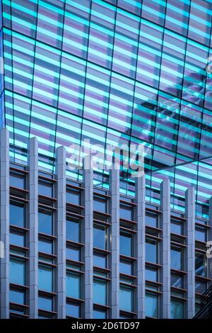 Particolare di vetro dicroico sulla corona dell'edificio. 10 Fenchurch Avenue, Londra, Regno Unito. Architetto: Eric Parry Architects Ltd, 2018. Foto Stock