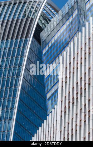 Dettaglio guardando fino all'interazione tra la corona di 10 Fenchurch Avenue e la Walkie-Talkie. 10 Fenchurch Avenue, Londra, Regno Unito. Architetto: E Foto Stock
