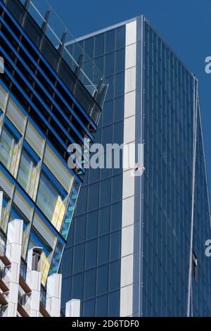 Dettaglio guardando fino all'interazione tra la corona del 10 Fenchurch Avenue e lo Scalpel. 10 Fenchurch Avenue, Londra, Regno Unito. Architetto: Eric Pa Foto Stock