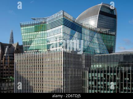 Dettaglio delle elevazioni orientali e settentrionali e dell'edificio nel contesto di edifici vicini, lo Shard, il Minster Court e il Walkie-Talkie. 10 Fench Foto Stock