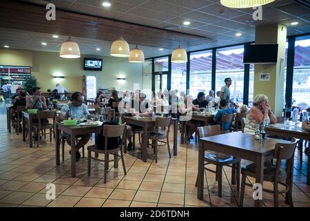 La Jonquera, Spagna: Il villaggio al confine con la Francia lungo l'autostrada E15, un'estensione dell'autostrada A9, è come un gigantesco supermercato dove Foto Stock