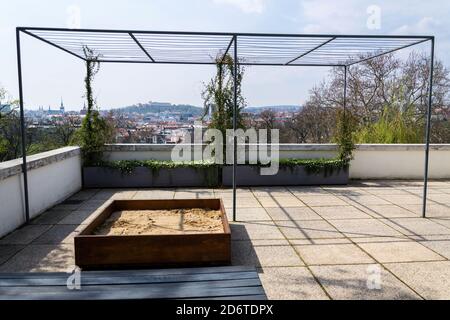 Vista del Castello di Spilberk dal giardino di Villa Tugendhat dell'architetto Ludwig Mies van der Rohe costruito nel 1929-1930, moderna architettura funzionalista Foto Stock