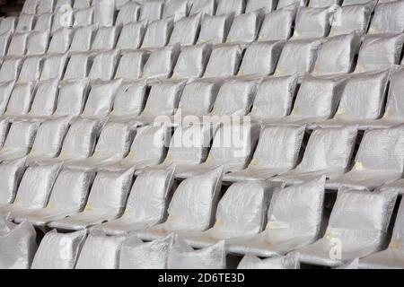 Friburgo, Germania. 16 Ott 2020. I gusci dei sedili ricoperti di pellicola protettiva sono in attesa del loro primo utilizzo sul cantiere del nuovo stadio di SC Friburgo. Il SC Freiburg (club sportivo) sta costruendo un nuovo stadio vicino al centro espositivo di Friburgo. La costruzione ha colpito i titoli, tuttavia, quando i residenti locali hanno desiderato avere le partite di sera e di domenica della squadra di calcio della Bundesliga bandito da una petizione di emergenza dovuta all'inquinamento acustico. Credit: Philippe von Ditfurth/dpa/Alamy Live News Foto Stock